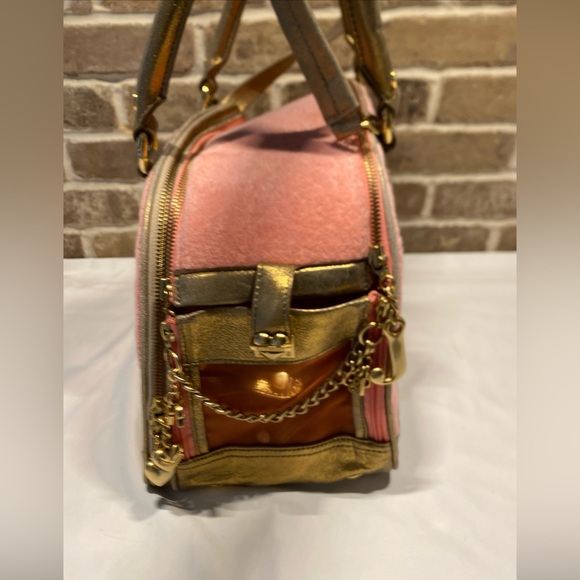 JUICY COUTURE Vtg Pink Velour Pet Carrier Gold Leather Base/Straps Metal Charms - Picture 3 of 12